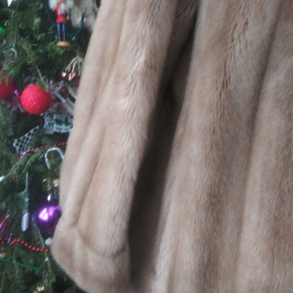 Faux fur warm caramel colored soft jacket - Picture 6 of 8